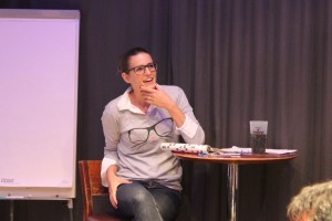 Kabarett Lost in Wörgl - Judith Peschta erläuterte niederösterreichische "Fachausdrücke".