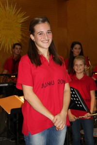 Magdalena Weiss übernahm von Kapellmeister Hannes Ploner die Leitung der JUMU2000 in Bruckhäusl.