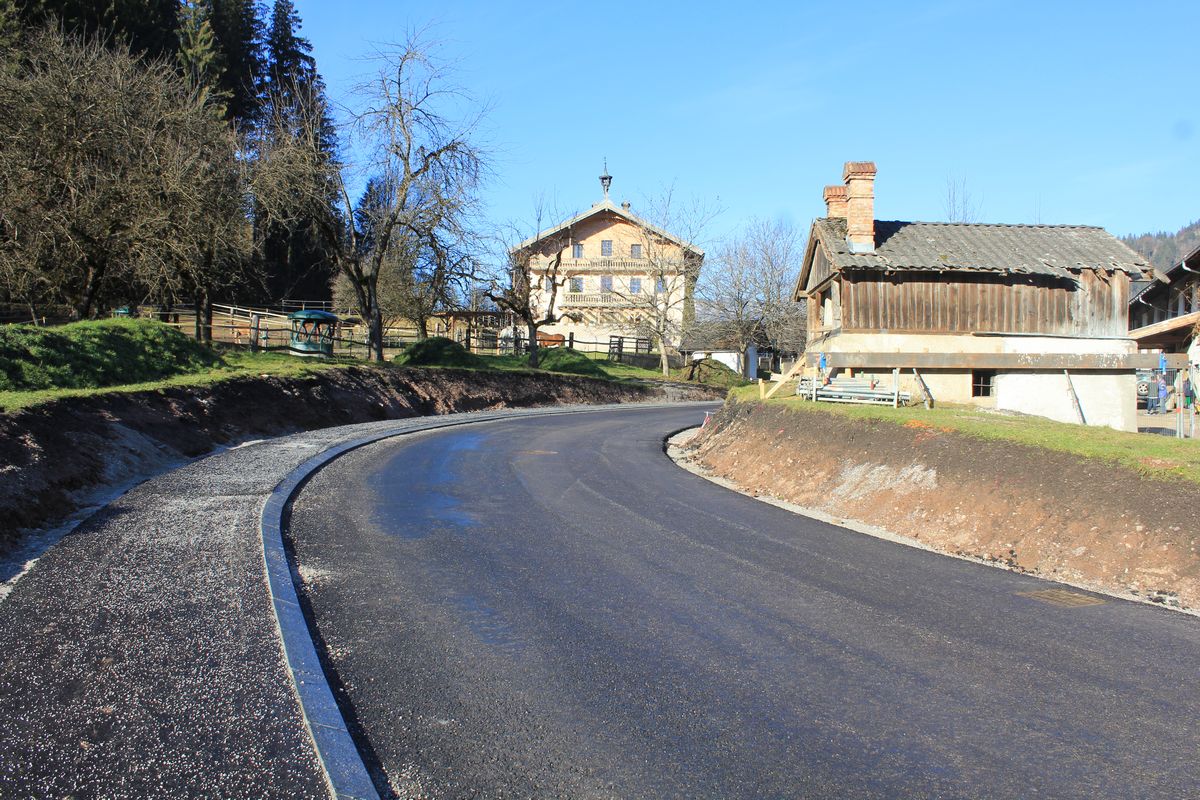 Durch den Schwenk der Straße bildet das alte Zuhaus nun wieder mit dem Pinnersdorfer Hof eine geschlossene Hofstelle.