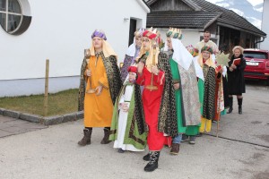 Einzug der Sternsinger in Bruckhäusl beim Dreikönigs-Gottesdienst.