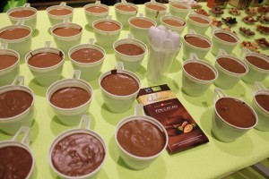 Nach Curry-Hühner-Reis und Aufstrich servierten die Schülerinnen ein köstliches Mousse au Chocolat als Desert.