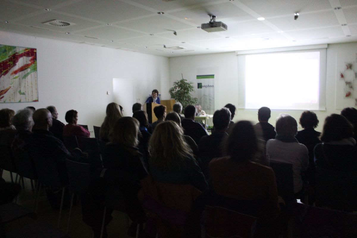 Eva Schaffer vom Tagungshaus Wörgl bei der Begrüßung zum Filmabend "Die Troika".