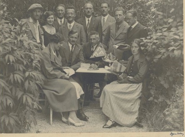 Die Freiwirtschaftsgruppe Wörgl mit Bürgermeister Michael Unterguggenberger (2.v.l.sitzend). Foto: Unterguggenberger Institut Archiv