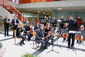 Dirigent Othmar Erb präsentierte im ersten Teil des Neujahrskonzertes mit dem Wörgler Streicher- und Bläserensemble Concertos von G.F. Händel.
