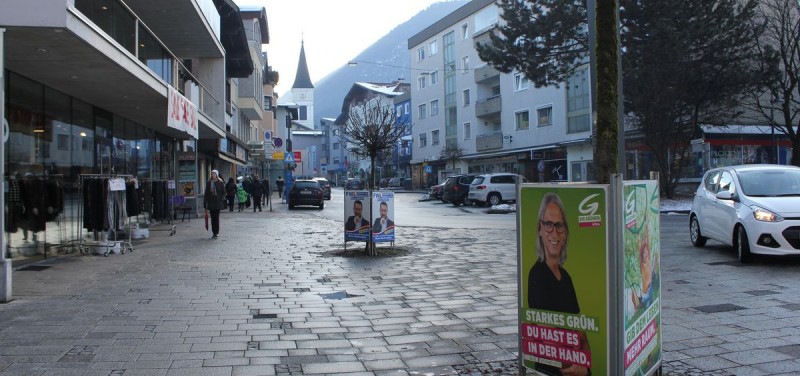 Plakatständer für die Gemeinderats- und Bürgermeisterwahl wurden in den vergangenen Tagen in Wörgls Innenstadt aufgestellt.
