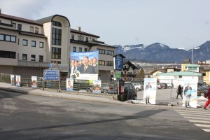 Wahlplakate an der Wildschönauer Kreuzung.