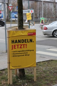 Wahlplakate beim Kreisverkehr Seniorenheim.