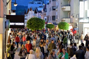 Flanieren, einkaufen, Leute treffen - das Nightshopping kommt in Wörgl sehr gut an. Foto: Hannes Dabernig
