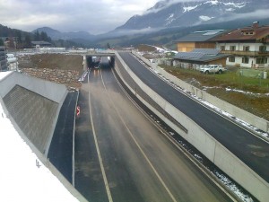 Eine Großbaustelle, die Umgestaltung der B 178 im Ellmau, wird heuer im Sommer fertig. Foto: Land Tirol