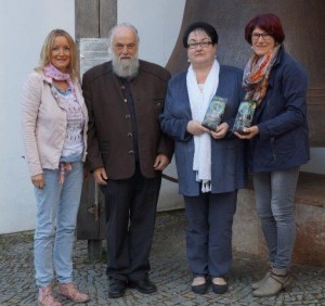 Tania Zawadil (links) mit Mariasteins Pfarrer Oberascher und Teilnehmerinnen. Foto: Tania Zawadil