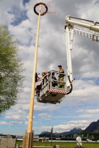 Die Freiwillige Feuerwehr Wörgl assistierte mit dem Hubsteiger beim Anbringen der Holztafel. Foto: Wilhelm Maier