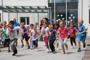 Am 20. Juni nehmen die SchülerInnen der VS Bruckhäusl wieder an der Aktion LaufWunder der youngCaritas teil und spenden Geld für notleidende Menschen in der Region. Foto: Caritas Salzburg