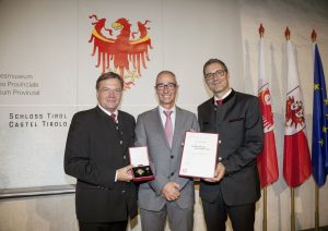 Dr. Norbert Wolf (Bild Mitte) erhielt das Verdienstkreuz des Landes Tirol von LH Günther Platter (links) und LH Arno Kompatscher (rechts). Foto: Land Tirol/Die Fotografen