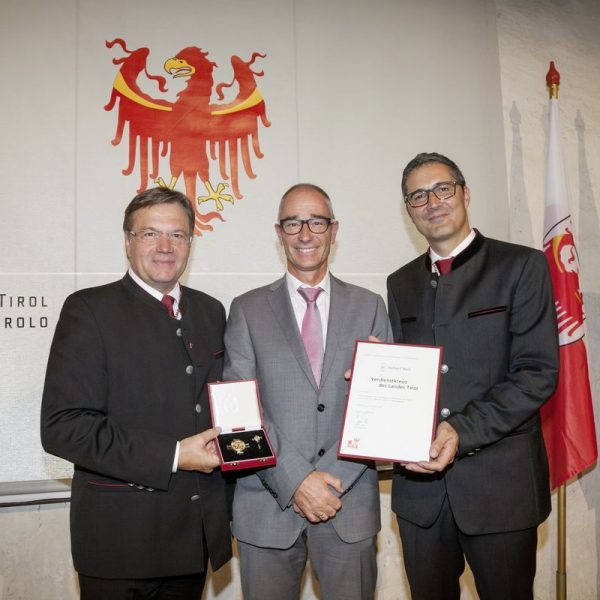 Dr. Norbert Wolf (Bild Mitte) erhielt das Verdienstkreuz des Landes Tirol von LH Günther Platter (links) und LH Arno Kompatscher (rechts). Foto: Land Tirol/Die Fotografen