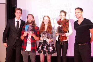Die glücklichen Preisträger des 4. Wörgler Kurzfilmfestivals - v.l. Stefan Ringler für Heimschnee - Ballooning, Linda Gschwentner für Barstool Tune und Regina Speiseder für Störgeräusch.