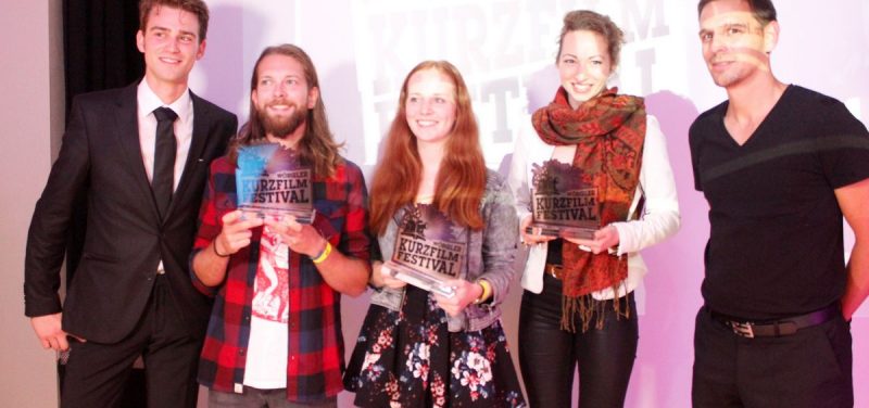 Die glücklichen Preisträger des 4. Wörgler Kurzfilmfestivals - v.l. Stefan Ringler für Heimschnee - Ballooning, Linda Gschwentner für Barstool Tune und Regina Speiseder für Störgeräusch.