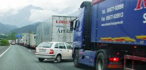 Gegen den Lkw-Stau nach den Feiertagen auf der Inntal- und Brennerautobahn fordert das Transitforum Tirol jetzt eine Blockabfertigung. Foto: Transitforum.