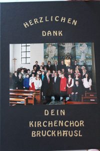 Kirchenchor Bruckhäusl verabschiedete Organist Alois Widmann. Foto: Veronika Spielbichler