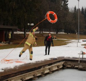 Eisrettungsübung im Strandbad Kirchbichl für fünf Feuerwehren. Foto: Wilhelm Maier