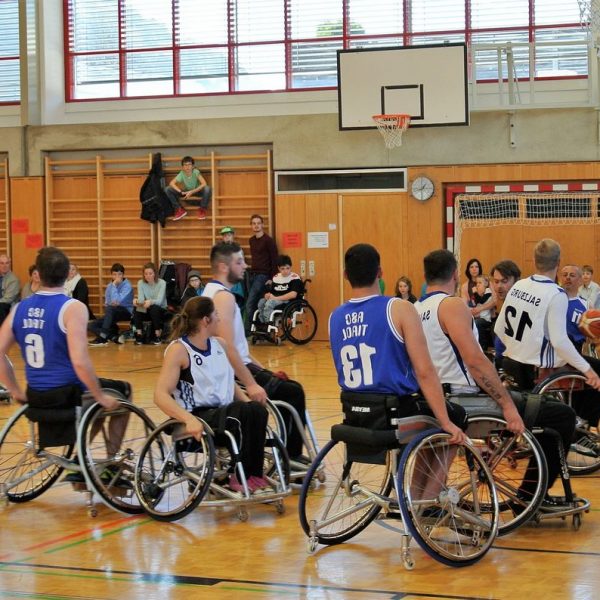 Das Tiroler Rollstuhlbasketballteam beim Spiel gegen Salzburg. Foto Stefan Thurner
