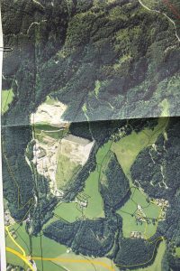 Luftbild des Schotterabbaugebietes am Riederberg – die Aushubdeponie ist im südlichsten Bereich geplant. Luftbild: Farb-Ortho-Foto Land Tirol 2004