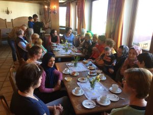 Im Flüchtlingsheim Bad Häring fand im März 2017 erstmals ein Begegnungscafé statt, das sehr gut angenommen wurde. Foto: Komm!unity