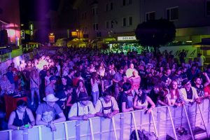 Die Komma-Kultur-Bühne wird auch 2017 wieder ein Publikumsmagnet beim Wörgler Stadtfest - heuer rocken ausschließlich heimische Bands. Foto: Glatzl Flo