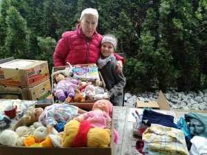 Elisabeth Cerwenka mit einer fleißigen Helferin beim Verpacken von Kleidung und Spielsachen für ihre Schützlinge in Ntronang. Foto: privat