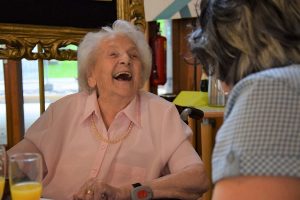 Erfreut sich mit 102 Jahren bester Gesundheit: Christine Hell. Foto: Haberl