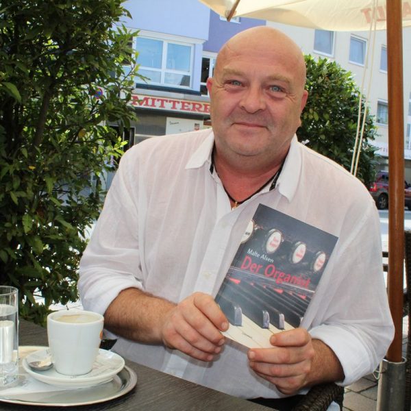Mag. Andreas Madersbacher alias Malte Alsen mit seinem druckfrischen Krimi „Der Organist“. Foto: Veronika Spielbichler