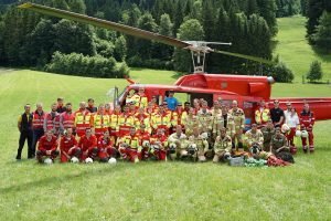 Mitglieder aller Tiroler Rettungsorganisationen nahmen erstmals an einer gemeinsamen Hubschrauberübung teil. Foto: FF Bad Häring