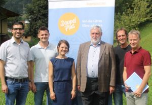 Das Komm!unity-Team mit DI Peter Teuschel (2.v.l.) und Dr. Franz Fischler (3.v.r.). Foto: Komm!unity