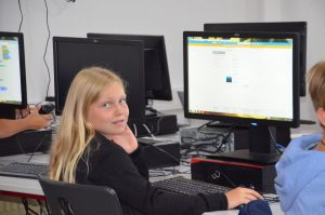 Jeweils bis zu 12 Mädchen und Buben in Wörgl und Kufstein haben die Programmiersprache Scratch spielerisch kennengelernt. Bildnachweis: i.ku