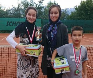 Mit Fatima, Mahnaz und Amir nahmen auch 3 Flüchtlingskinder an der Stadtmeisterschaft teil. Foto: TC Wörgl.