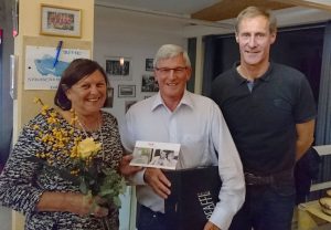 Obmann Stefan Schneck (rechts) bedankte sich bei Elli und Walter Grimm für das jahrelange Engagement für den Club. Foto: TC Wörgl