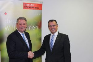 Andrä Rupprechter (links) gratuliert Bezirks-Spitzenkandidat Alois Margreiter (rechts). Foto: Tiroler Volkspartei