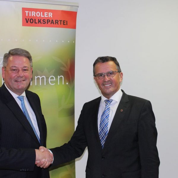 Andrä Rupprechter (links) gratuliert Bezirks-Spitzenkandidat Alois Margreiter (rechts). Foto: Tiroler Volkspartei
