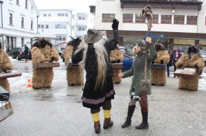 Auftritt Wörgler Perchten beim Wörgler Stadtamt am 5.12.2017. Foto: Veronika Spielbichler