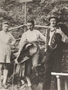 Johann Fuchs (rechts), Erbauer des Fuchsweges mit Oberlehrer Hubert Ascher (links) und Altbürgermeister Sepp Gollner bei der Inspektion des Bauwerkes 1933. Foto: Stadtarchiv Wörgl