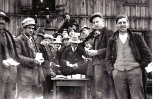 Johann Fuchs bei der Lohnauszahlung an Arbeiter des Freigeld-Bauprogrammes. Foto: Unterguggenberger Institut