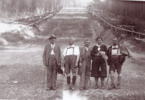 Am Sprungschanzenauslauf posierten in den 1930er Jahren diese Spaziergänger fürs Foto - links im Bild ist Johann Fuchs zu sehen. Foto: Unterguggenberger Institut