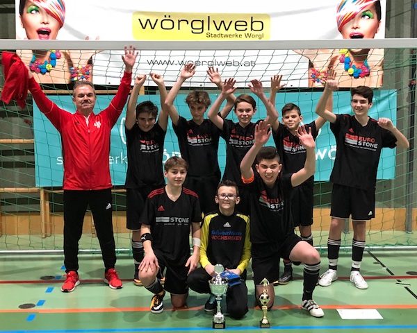Die U14-Mannschaft des SV Wörgl siegte beim Bruckhäusler Hallenfußballturnier. Foto: Ewald Linzbauer
