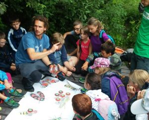 Natur kennen lernen - das beinhalten die Spiel-mit-mir-Wochen in Wörgl: Schutzgebietsbetreuer Philipp Larch in action. Foto: Komm!unity