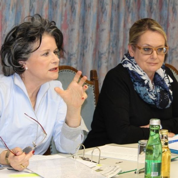 Bürgermeisterin Hedi Wechner und NR GR Carmen Schimanek bei der Pressekonferenz in Wörgl am 22.2.2018. Foto: Veronika Spielbichler