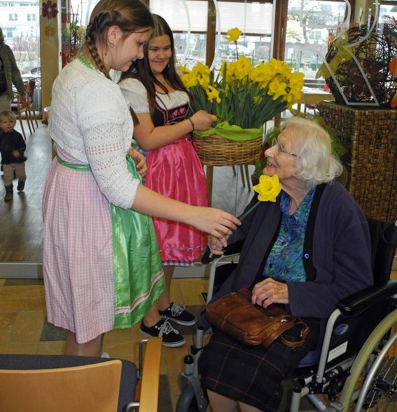 Blumen für die Damen - beim Freiwilligentag verteilt von Schülerinnen des BRG Wörgl. Foto: Ehrenamtskoordination Wörgl