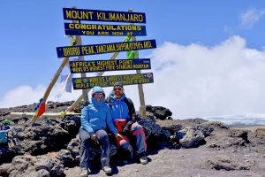 Conny und Norbert Mair am Gipfel des Kilimandscharo. Foto: privat