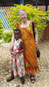 Elisabeth Cerwenka freut sich mit Mary über das Wiedersehen in Ghana. Foto: Cerwenka