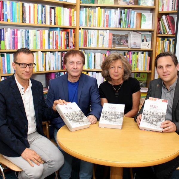 Bei der Buchpräsentation v.l. Buchhändler Thomas Zangerl, Horst Schreiber, Gisela Hormayr und Nationalrat Christian Kovacevic. Foto: Wilhelm Maier