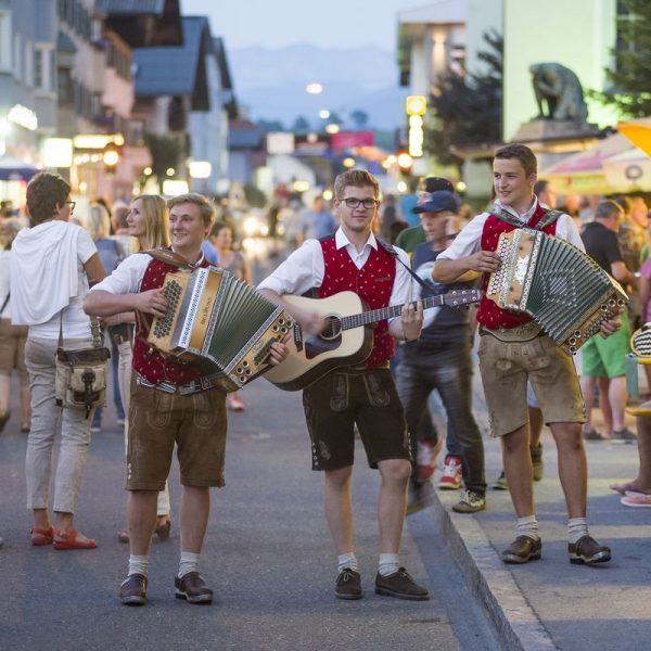 Am 18. August 2018 heißt es bei den Wirten entlang der Bundesstraße in Wörgl wieder feiern beim Fest "Über die Gassn". Foto: Hannes Dabernig