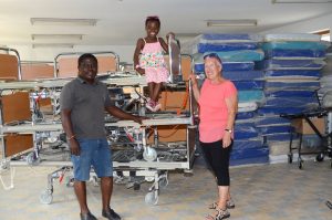 Elisabeth Cerwenka (im Bild mit Mary und ihrem Begleiter Samuel) wird demnächst unter anderem 39 Betten nach Ghana schicken, die das Krankenhaus St. Johann zur Verfügung gestellt hat. Foto: Nageler